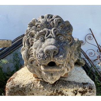 Tête de lion en pierre sculptée